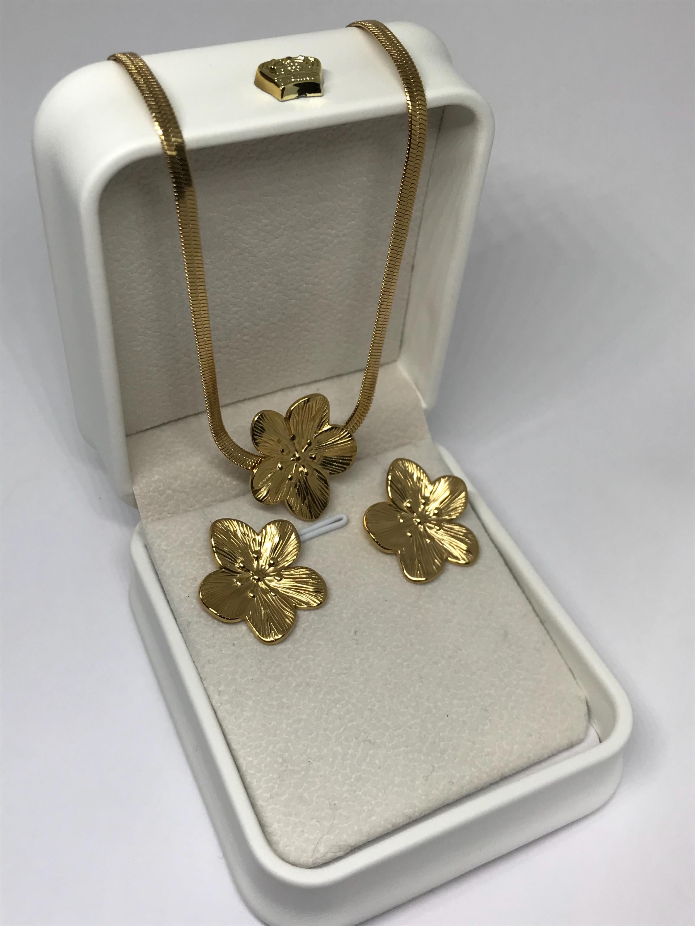 Stainless Steel Jewellery Set Necklace and Earrings , Flower Clover Design , 18K Gold Color for Women .