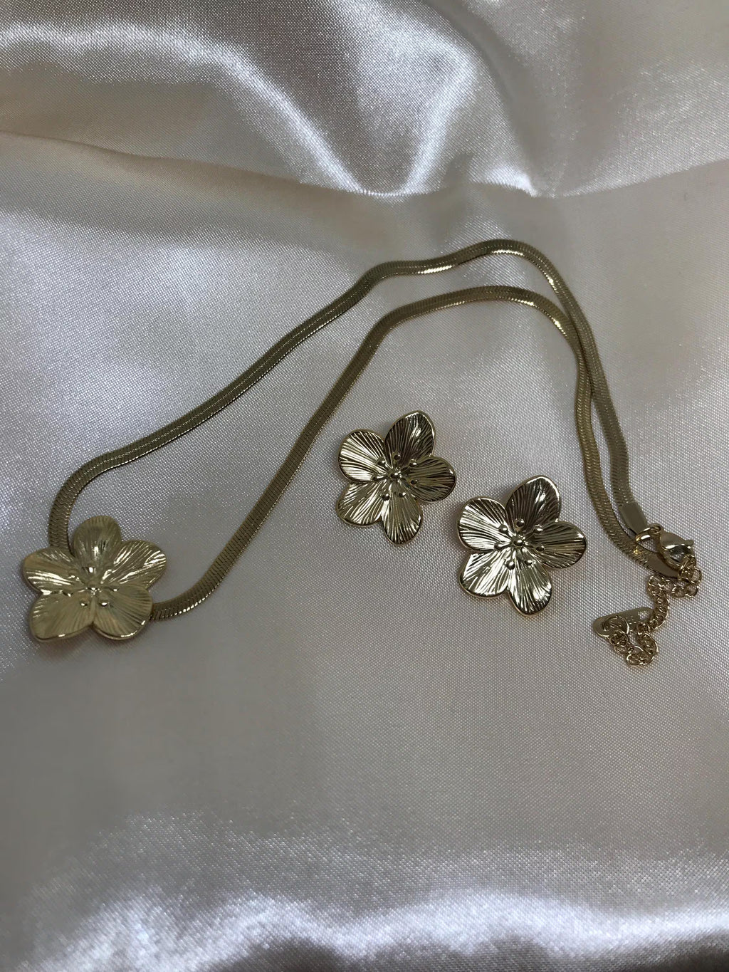 Stainless Steel Jewellery Set Necklace and Earrings , Flower Clover Design , 18K Gold Color for Women .