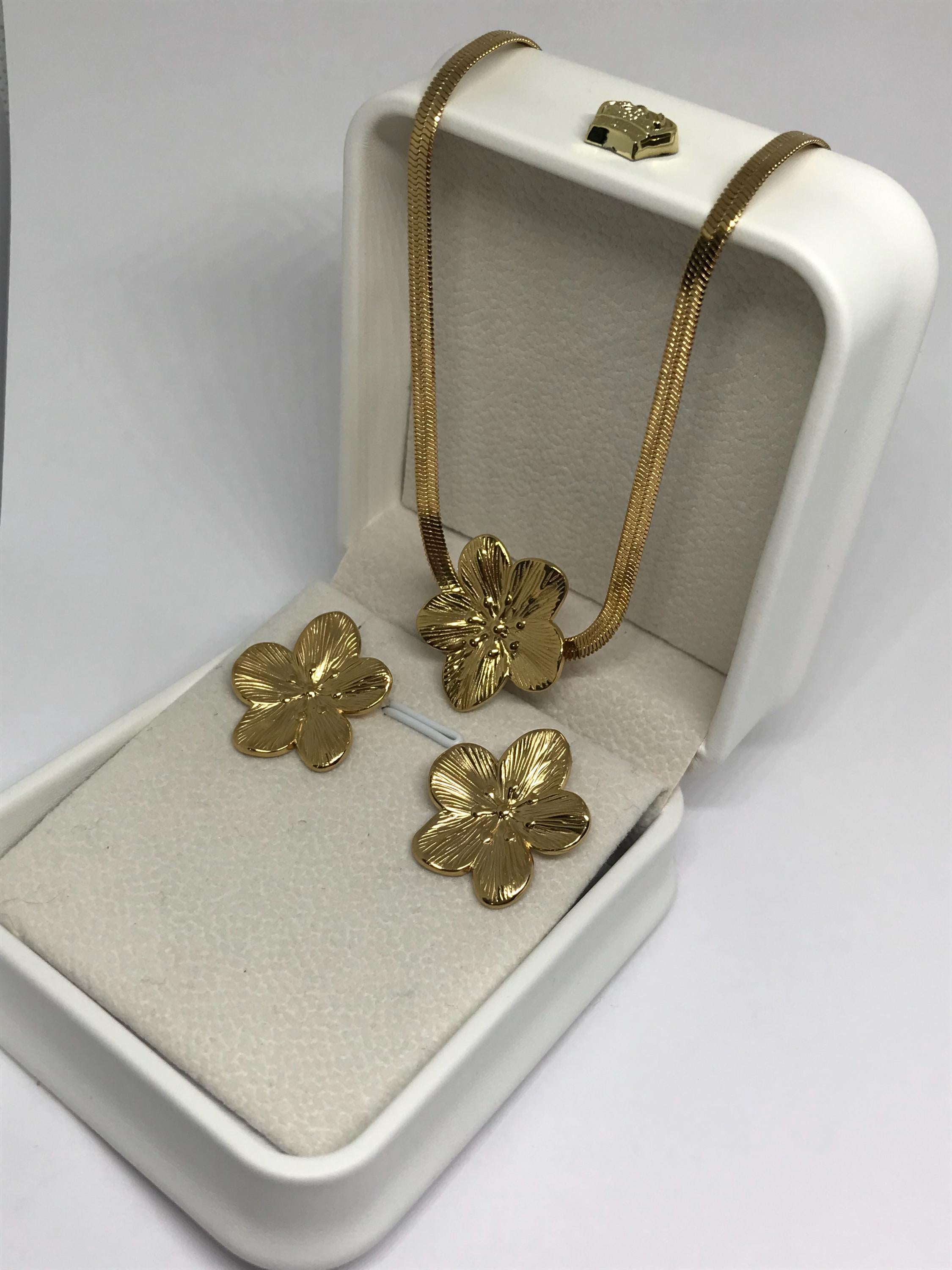 Stainless Steel Jewellery Set Necklace and Earrings , Flower Clover Design , 18K Gold Color for Women .